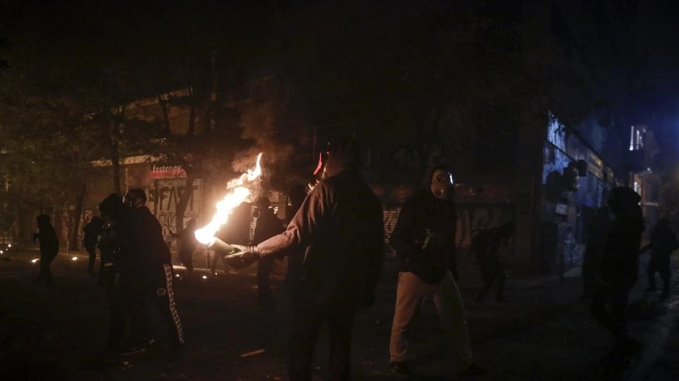 Επίθεση με μολότοφ κατά των ΜΑΤ γύρω από το Πολυτεχνείο